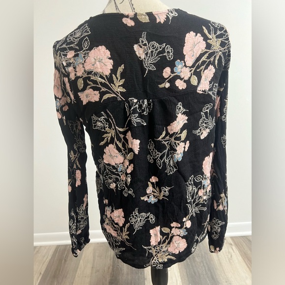 Black Floral Light Weight Blouse! - Picture 2 of 12